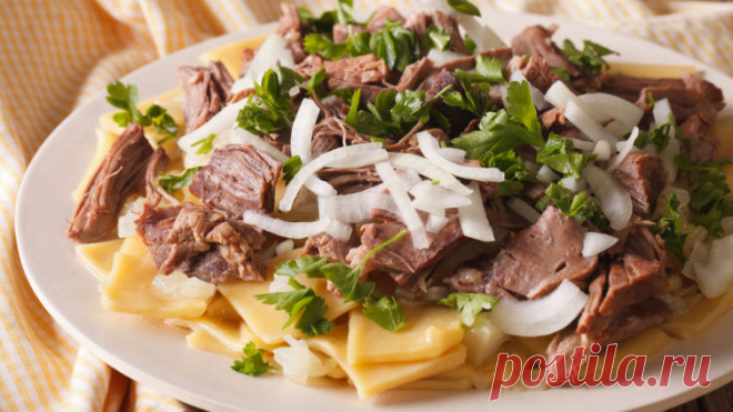 Попробовала приготовить бешбармак из курицы с жареным луком - просто объедение! Бешбармак, несмотря на то что блюдо это башкирское или кыргызское, или… (тут нет единого мнения), издавна прижился в нашей семье. Готовили мы его по-разному — с бараниной, говядиной, уткой и даже свин…