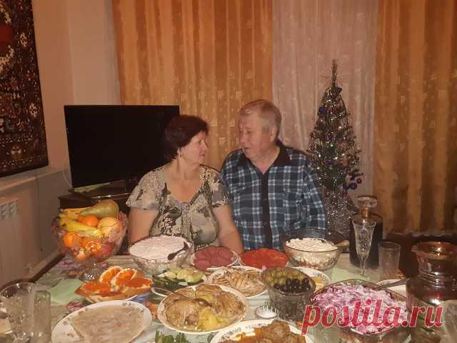 А мне без тебя ничего и не надо
И чай мне не сладкий,не пью без тебя.
Ты утром проснулся а я уже рада
Тебе улыбаюсь прекрасного дня.
А мне без тебя и рассвет не так ярок
И птицы щебечут не так.
Со мною ты рядом и это подарок
Любуюсь тобою и счастлива я.
Идём мы по жизни легко и свободно
Без слов понимаем в полне.
Со мною ты рядом и мне так спокойно
Уверена в завтрашнем дне.
Сидим на терассе чай пряный с малиной
Смотрю на тебя я любя.
Ведь сердце твоё и моё воедино
Нам вместе прекрасно всегда.
