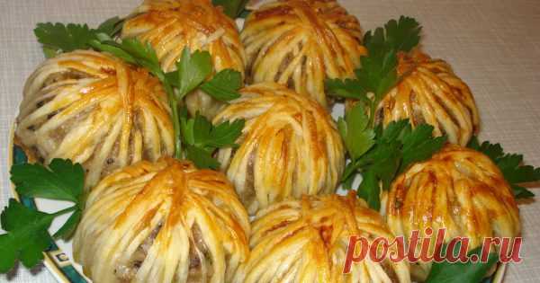 Рецепт котлет в тесте «Клубочки ниток» — именно то блюдо, которому место на новогоднем столе! Когда котлеты и тефтели приелись, а пироги давно наскучили, самое время взять привычные ингредиенты и приготовить их по-новому, подключив фантазию и озорство. Сочный фарш,