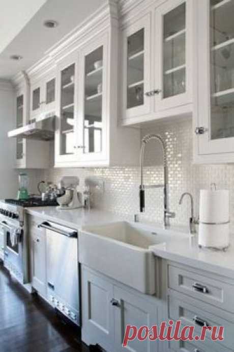 Who can resist a white kitchen??? For more interior decor and design ideas, tips and inspiration, follow @Bohemia Realty Group