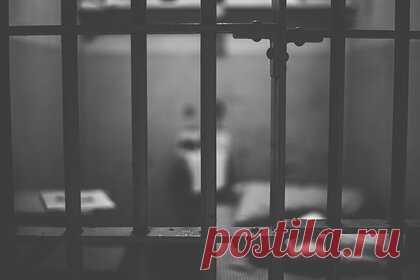 В Бразилии освободили подозреваемого в смерти мужа немецкого консула. Суд Бразилии освободил немецкого консула Уве Херберта Ханна, задержанного из-за смерти его мужа.Постановление об освобождении дипломата вынесла судья Роза Хелена Гита в связи с тем, что прокуратура пропустила первоначальный срок для предъявления обвинения, однако ведомство заявило, что к нему не обращались.