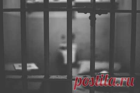 В Бразилии освободили подозреваемого в смерти мужа немецкого консула. Суд Бразилии освободил немецкого консула Уве Херберта Ханна, задержанного из-за смерти его мужа.Постановление об освобождении дипломата вынесла судья Роза Хелена Гита в связи с тем, что прокуратура пропустила первоначальный срок для предъявления обвинения, однако ведомство заявило, что к нему не обращались.