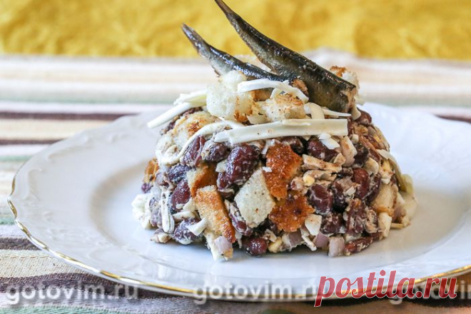 Салат со шпротами, фасолью и плавленым сырком. Рецепт с фото Готовим сытный салат из вареной фасоли с добавление шпрот и тертого плавленого сырка. По рецепту вы можете взять уже готовую консервированную фасоль, но я привыкла отваривать фасоль для салатов сама. Не поленитесь приготовить хрустящие чесночные сухарики. Их добавляют в уже готовый салат, чтобы они не успели размякнуть и потерять свой хруст.

