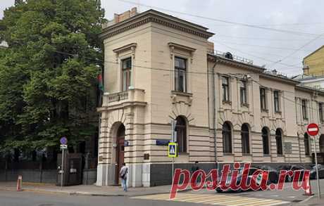 Посольство Афганистана в Москве не комментирует возможность замены флага. Над зданием посольства по-прежнему поднят черно-красно-зеленый флаг Исламской Республики Афганистан