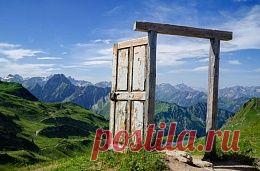 Сила недумания
Недумание — это состояние, в котором человек в решающий момент исключает свое мыслящее «я» из ситуации. Остается только цель и навыки, накопленные за годы.
Сила недумания проявляется не только в спорте: актеры и музыканты тоже знают о ней, многие признаются, что их лучшее исполнение было в состоянии, подобном трансу. Привычка к рефлексиям убивает не только физическое мастерство, но и вдохновение www.drugozor.com/id221216208