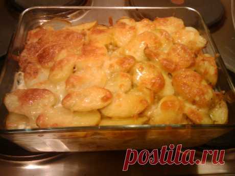 Если вы любите картофель, почему бы не разнообразить «картофельное меню» старым добрым французским рецептом. Предлагаем приготовить картофель «дофине» или картофель «а-ля дофинуаз». Картофель – 50…