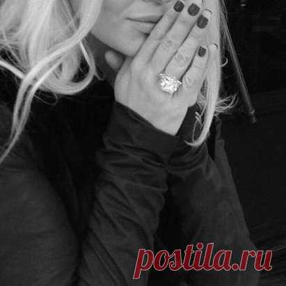 Все важные фразы должны быть тихими, 
Все фото с родными всегда нерезкие. 
Самые странные люди всегда великие, 
А причины для счастья всегда невеские.
Самое честное слышишь на кухне ночью,
Ведь если о чувствах — не по телефону, 
А если уж плакать, так выть по-волчьи, 
Чтоб тоскливым эхом на полрайона.
Любимые песни — все хриплым голосом, 
Все стихи любимые — неизвестные. 
Все наглые люди всегда ничтожества, 
А все близкие люди всегда не местные.
Все важные встречи всегда случайные. 
Самые верные