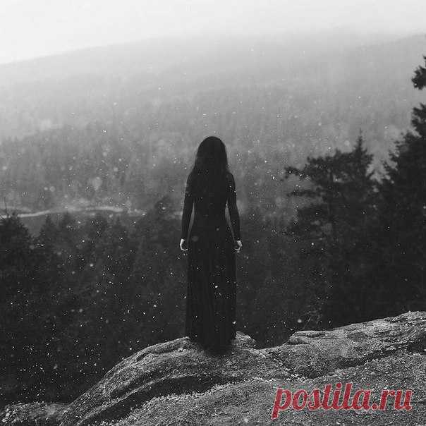 какая-то дурная полоса, 
и не видать ни края, ни границ. 
я, кажется, не слышу голоса 
и я не различаю ваших лиц.
где дом мой? где моя семья? 
измучен я и кем-то очень брошен. 
и женщина вчера еще моя, 
сегодня стала для меня прохожей.
друзья, где вы? ни душ, ни рук! 
измучен я и кем-то очень предан. 
и только сердца обреченный стук 
ведет со мной горячую беседу.
и прячутся под ветками ресниц 
мои осиротевшие глаза. 
я, кажется, не вижу ваших лиц, 
и я не различаю голоса.