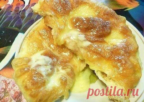Пышки со сметаной и сахаром 
Частенько я жарю румяные и ароматные пышки к чаю. Делаются они очень легко, что называется «без забот и хлопот»! 
Рецепт на сайте: http://poejka.ru/pyshki-so-smetanoj-i-saxarom/