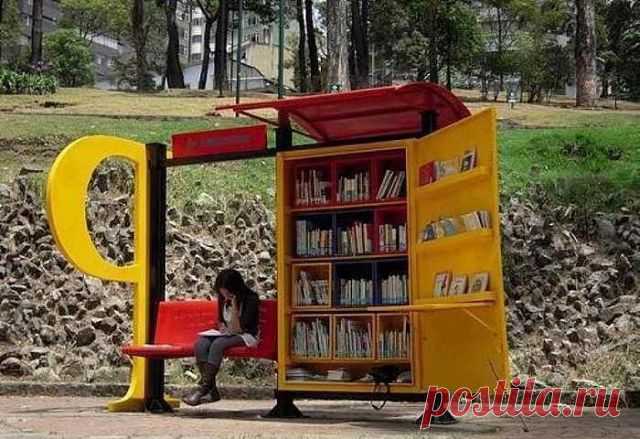 В  городе  Кфар  Саба  ставят  книги  на  автобусных  остановках, переходящие  библелтеки  пользуются  успехом.  Одни  люди  освобождаются    от  ненужных  книг,  а  другие  продолжают  читать...