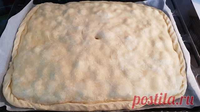 Пирог с курицей и луком🥧

Ингредиенты:

Мука — 500 г
Маргарин — 200 г
Кефир — 200 г
Яйца — 2 шт.
Филе куриное — 400 г
Лук репчатый — 2 шт.
Картофель — 2 шт.

Приготовление:

1. Положить в чашу муку, маргарин, кефир и яйца. Замесить тесто и разделить на две неравные части.
2. Нарезать кубиками филе курицы, картофель и лук. Добавить специи и зелень по желанию.
3. Раскатать большую половину теста в пласт, выложить начинку и накрыть второй половиной раскатанного в пласт теста...