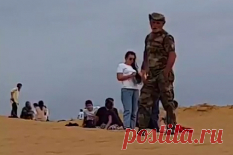 Новый способ нажиться на туристах в Дагестане попал на видео и возмутил россиян. Российские туристы возмутились вымогательством в заповеднике «Сарыкумские барханы» в Дагестане. На опубликованных кадрах виден прейскурант цен на платные услуги в заповеднике «Дагестанский». Так, посетители должны платить по тысяче рублей в сутки за фотосъемку и по три тысячи рублей за видеосъемку.
