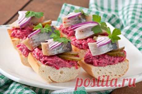 Бутерброды с сельдью и свеклой.