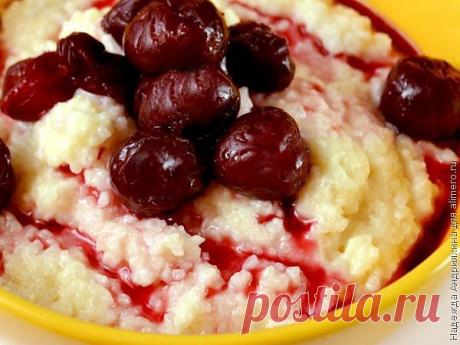 готовим очень простую ТВОРОЖНУЮ ЗАПЕКАНКУ В МУЛЬТИВАРКЕ!

ИНГРЕДИЕНТЫ:

Творог 7-9% 600г
3 яйца
2-3-ст. ложки сахара
5 ст. ложек манной крупы
Масло силивочное - смазать форму
Корица - 1 ч.л.

Творог растереть вилкой - убрать комочки (можно протереть через сито, но это уже затягивает процесс:-)

Добавить сахар, корицу, яйца. Все хорошо перемешать и растереть вилкой.

Всыпать манную крупу. Хорошенько перемешать.

Чашу смазать слегка сливочным маслом.

Выложить смесь в чашу