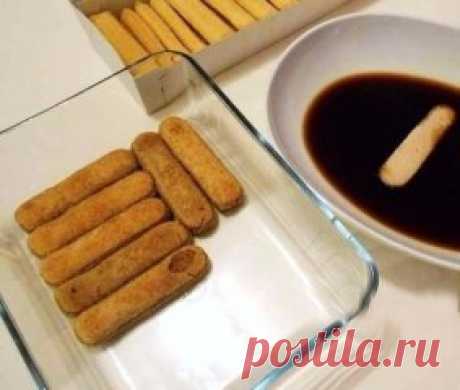 Тирамису классический
Ингредиенты:
● 500 г сливочного сыра маскарпоне, 
● 4 яйца, 
● сахарная пудра 5 ст. л., 
● 300 мл холодного крепкого эспрессо, 
● 1 стакан сладкого вина Marsala 
● 200 г готовых савоярди (или "Дамские пальчики" у нас называются)
● Горький какао-порошок для посыпания или горький чёрный шоколад.
Приготовление:
Взбить белки в очень крепкую пену. Для большей крепости пены желательно в конце взбивания добавить немного сахарной пудры. От плотности взбитых белков будет зависет