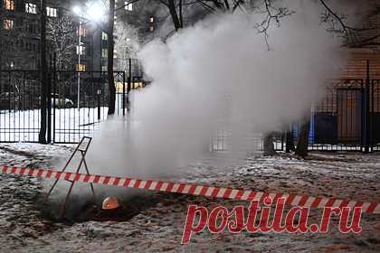 Троих человек госпитализировали с ожогами после прорыва трубы с кипятком. В городе Холмск на юге Сахалина прорвало трубу с кипятком в подъезде одного из жилых домов. В результате происшествия госпитализировали троих человек. «Произошел прорыв трубы. Три человека госпитализированы с ожогами», — пояснили в мэрии. Из-за аварии жители дома остались без теплоснабжения.