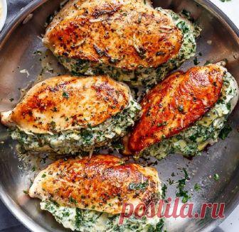 Как вкусно приготовить куриное филе. Мясо получается невероятно сочным и пикантным! У каждой опытной хозяйки наверняка в морозилке лежит продуктовая заначка в виде куриного филе. Такой резерв нередко выручает в случае внезапно нагрянувших гостей. Часто достаточно приготовить отварной картофель и несколько куриных отбивных, чтобы накормить незваных визитеров...