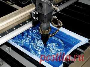 Лазерная резка — это самый передовой способ разделения материалов с помощью воздействия сфокусированного луча лазера. Возможность регулировки мощности излучения позволяет резать любые полимеры, в том числе доступна и лазерная резка оргстекла (полиметилметакрилата) любой толщины.