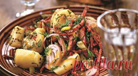Рубрика "Дачная кулинария"
(для альбома салатов и закусок - https://vk.com/album-9333433_233290619
НЕМЕЦКИЙ КАРТОФЕЛЬНЫЙ САЛАТ.

- 2 средних картофелины
- 3-4 небольших маринованных огурца (или корнишоны)
- 1 луковица
- что-нибудь копчёное - можно колбаски, грудинку, салями или обжаренный бекон
- 1 зубчик чеснока
- 1 столовая зернистой горчицы
- укроп, петрушка
- нерафинированное растительное масло
- соль, перец по вкусу

1. Картофель отварить в мундире, остудить и нарезать...