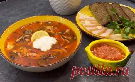 Солянка сборная мясная классическая простой рецепт пошаговый Готовим Солянку сборную мясную классическая простой рецепт в домашних условиях. Мясо - на выбор: курица, говядина, свинина. Копчёности охотничьи колбаски, свиной балык, краковская колбаса, салями, сервелат и т. п. Нарезать соломкой. Ветчина (можно добавить сосиски, докторскую колбасу). Солёные