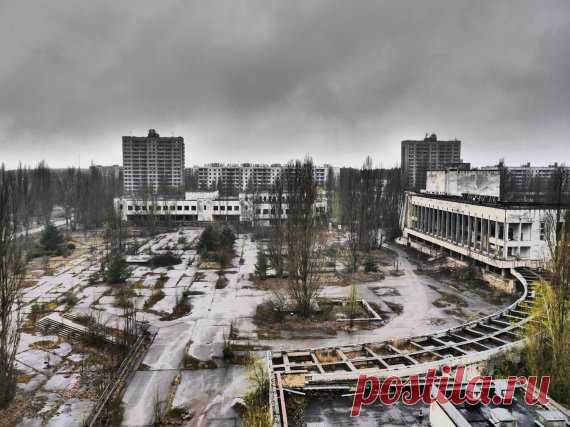 Жителів Прип'яті вивезли за дві години 26 квітня 31-а річниця аварії на Чорнобильській атомній станції. Із зони ураження евакуювали майже 250 тис. людей. Найбільше їх вивезли з міста Прип'ять, яке накрила радіоактивна хмара. Вибух на 4-му енергоблоці пролунав 26 квітня о 01:23 ночі. Вибухова хвиля зруйнувала дах енергоблоку і ...