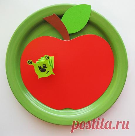 Поделки с детьми. Аппетитное яблочко с симпатичным червячком.