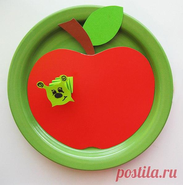 Поделки с детьми. Аппетитное яблочко с симпатичным червячком.