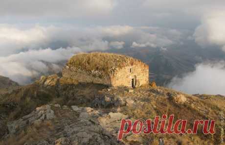 Կատարովանք, Արցախ

Կատարովանքը հին հայկական վանք է ԼՂՀ Հադրութի շրջանում: Առաջին անգամ հիշատակվում է Փավստոս Բուզանդի կողմից 5-րդ դարում, և նկարագրվում է որպես մեծ վանական համալիր Դիզափայտ լեռան գագաթին: Ներկայիս շինությունը կառուցվել է 17-րդ դարում:
Կատորավանքից հիասքանչ տեսարան է բացվում դեպի Լեռնային Ղարաբաղի հարավային մասերը, ընդհուպ մինչև Արաքս գետ:
Katarovank Monastery, Artsakh
Katoravank is an ancient Armenian monastery in the Hadrut Province (NKR) of the Nagorno-Karabakh Republic.