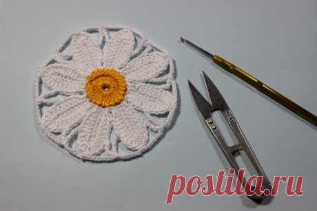 Как вязать крючком ромашку. How to crochet daisy. В этом видео вы научитесь вязать ромашку из нитей двух цветов, делать декоративную обвязку серединки цветка.