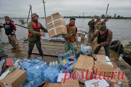 Бывший украинский пограничник рассказал о перепродаже гумпомощи из Европы. Бывший сотрудник Государственной пограничной службы (ГПС) Украины Руслан Сыровой рассказал об активной перепродаже гуманитарной помощи, поставляемой Киеву из Европы. Он объяснил, что учет поставок не ведется и большая часть гумпомощи сразу перепродается на территории Украины или направляется обратно в Европу.