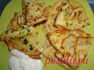 ТОНКИЕ КАРТОФЕЛЬНЫЕ БЛИНЫ - ТАКОГО ВЫ ЕЩЕ НЕ ПРОБОВАЛИ.
Ингредиенты:
5 небольших картофелин
250-300 молока
250-300 муки
3-4 зб чеснока
3 яйца
1 ст л(без горки)сахара
3+2ст л растит масла
соль
петрушка и зелен лук-по желанию
Приготовление:
Очистить и порезать на 4 части картофель,залить водой(так,что б только только покрыла картофель),посолить и отварить до готовности. Дать чуть остыть и в блендер,вместе с водой,в которой варились,до кашеобразного состояния
Добавляем к картофельной смеси очи