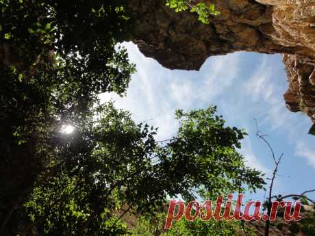 Со дна этой удивительной пещеры,взглянув вверх с различных мест, отверстие входа напоминает то парящую птицу,то треугольник.