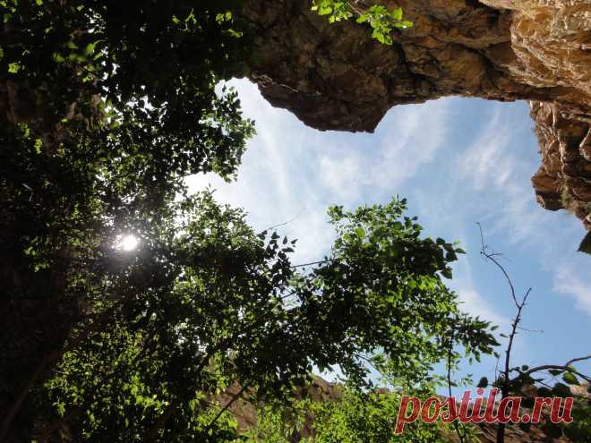 Со дна этой удивительной пещеры,взглянув вверх с различных мест, отверстие входа напоминает то парящую птицу,то треугольник.