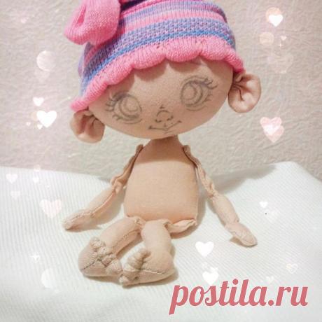 Ну правда же сразу видно,что это деееевочка?...😍А ее пальчики на ножках даже не хочется прятать в носки и  ботинки...#ГномкаСладунька )Первая в своем роде😉
#Сладулькиотириски  #детство #handmade_nation #ярмаркамастеров #handmadedoll #handmade  #кукларучнойработы #коллекционнаякукла #единственныйэкземпляр #текстильнаякукла #ручнаяработа #doll #сделановручную #dollartist #сделанослюбовью #авторскаякукла  #mycreativ_world #my_handmade_look #market_masteroff #hand_made_and_a...