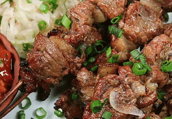 Вкуснейший шашлык в духовке 
Мясо не отличить от пожаренного на мангале! 
Приготовление элементарное, а мясо получается нежное, сочное, 
слегка поджаренное. 
Секреты приготовления такого мяска: 
1. готовить надо в рукаве для запекания. 
2. на луковой подушке. Причем лук должен быть маринованный. Именно он 
более всего и придает мясу вкус шашлыка.
Ингредиенты: 
Свинина 
Лук 
Специи 
Приготовление: 
Мясо лучше всего получается кусочками. Я пробовала антрекоты - не так 
вкусно. 
Кусочки мяса о