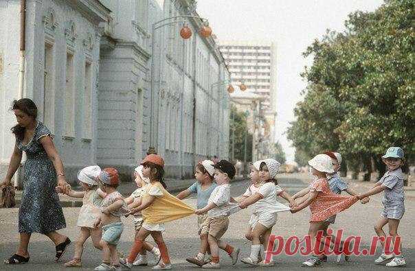 Воспитанники детского сада переходят дорогу, Грузинская ССР, 1987 год.