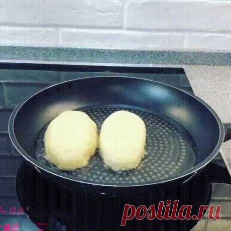 Вкуснейшее Пирожки «с секретиком»😜Воздушное, мягкое тесто🥟 Вкуснейшее Пирожки «с секретиком»😜Воздушное, мягкое тесто🥟
Моя Свекровь просто профи по выпечке, знает все секреты и нюансы!
Именно по её рецепту я всегда готовлю очень легкие и вкусные пирожки, 
можно налепить с разными начинками. Быстро и просто делаются еще 
быстрее съедаются😋👍Рецепт супер!

Как приготовить и Ингредиенты:
Молоко — 300 мл
Дрожжи (сухие) — 1 ст. л.
Сахар — 1 ст. л.
Соль — 1 ч. л.
Масло расти...
