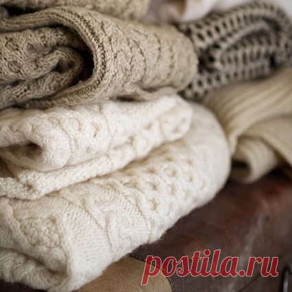 Я не люблю затяжные дожди, но люблю заниматься домашними делами под стук капель и протяжные песни ветра.
Я не люблю холод, но люблю возвращаться в тепло, в котором так приятно согреваться.
Я не люблю гололёд , но люблю идти под руку с любимым человеком, чтобы не упасть.
Я не люблю вставать по утрам, когда на улице ещё темно, но люблю включать в кухне свет и ставить на плиту чайник, чтобы разогнать ими липнущую к оконному стеклу тьму.
Я могла бы не любить осень и зиму, но к...