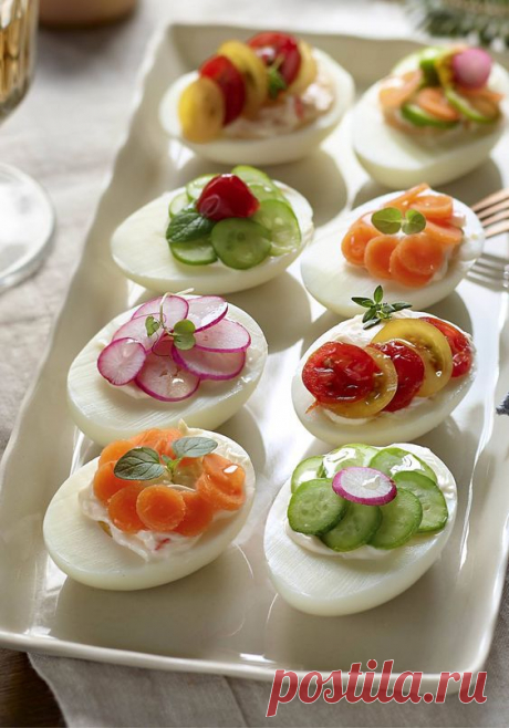 Cuece los huevos en agua salada hirviendo durante 10 minutos. Retíralos y refréscalos en un bol con agua y hielo. Pela los huevos, pártelos por la mitad a lo largo y retira las yemas con cuidado…