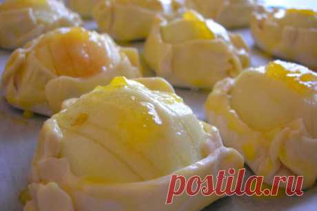 Открытые слойки с яблоками и джемом из готового теста.