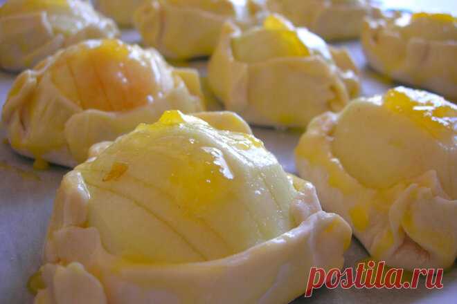 Открытые слойки с яблоками и джемом из готового теста.