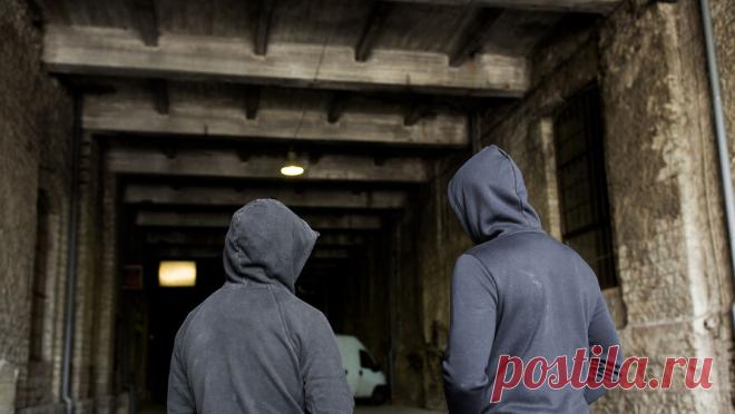 В Петербурге подростки выстрелили в прохожего из газового пистолета после замечания. Во Фрунзенском районе Петербурга полиция нашла подростков, которые выстрелили в мужчину, сделавшего им замечание. Об этом сообщает городское управление МВД. Инцидент произошел на Балканской площади, с заявлением в полицию обратился ...