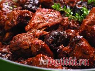 Мясо тушеное с черносливом и томатами