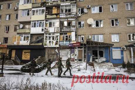 В ВСУ заявили об интенсивных обстрелах украинских позиций в Артемовске. Российские военные ведут интенсивный обстрел позиций Вооруженных сил Украины на востоке Артемовска. Об этом заявили в командовании украинских войск. По словам командира 28-й бригады ВСУ полковника Юрия Мадьяра, последние сутки позиции украинской армии в городе «обстреливаются изо всех сил».