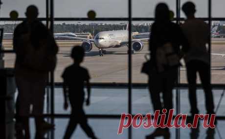 Три рейса из России и ОАЭ в Узбекистан сменили курс из-за погоды. Три рейса из Москвы и Уфы и Джидды, летевшие за последние дни в аэропорты Узбекистана в Навои, Ташкенте и Фергане, сменили направления и приземлились на других аэродромах из-за неблагоприятной погоды, сообщил телеграм-канал узбекских авиаузлов.