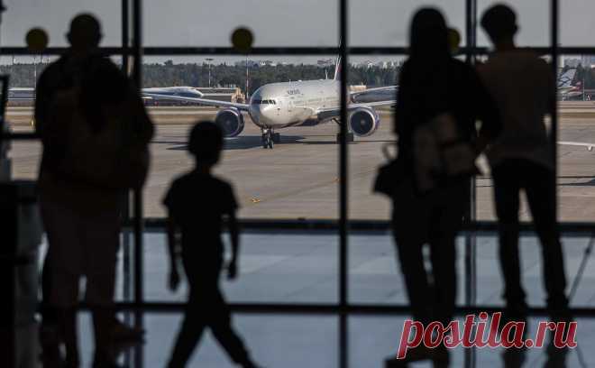 Три рейса из России и ОАЭ в Узбекистан сменили курс из-за погоды. Три рейса из Москвы и Уфы и Джидды, летевшие за последние дни в аэропорты Узбекистана в Навои, Ташкенте и Фергане, сменили направления и приземлились на других аэродромах из-за неблагоприятной погоды, сообщил телеграм-канал узбекских авиаузлов.