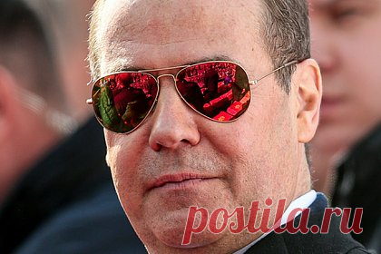 Медведев допустил поставку Украине ядерного оружия из США и Евросоюза. Страны Евросоюза и США могут поставить Украине не только истребители F-16, но и ядерное оружие. Это допустил зампред Совбеза Дмитрий Медведев, его цитирует ТАСС. «Европа сошла с ума. США в целом действуют в створе своих прагматических интересов. Сами не воюют, а зарабатывают бабки», — объяснил политик.