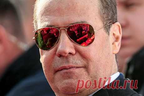 Медведев допустил поставку Украине ядерного оружия из США и Евросоюза. Страны Евросоюза и США могут поставить Украине не только истребители F-16, но и ядерное оружие. Это допустил зампред Совбеза Дмитрий Медведев, его цитирует ТАСС. «Европа сошла с ума. США в целом действуют в створе своих прагматических интересов. Сами не воюют, а зарабатывают бабки», — объяснил политик.