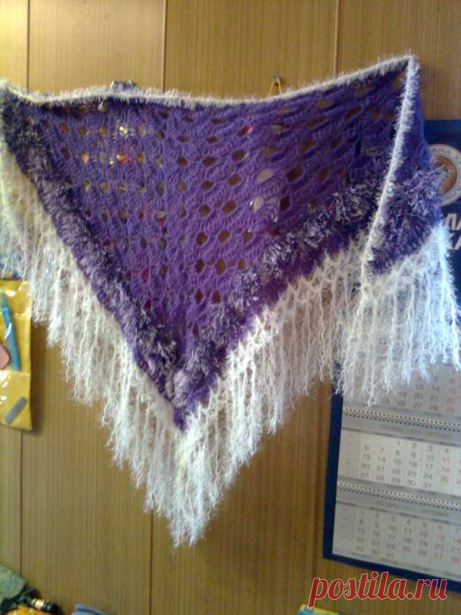 Вязала шаль из пряжи махер, украшение пряжей "травка", вязала по схеме по 7 столбиков, здесь есть такая схема.