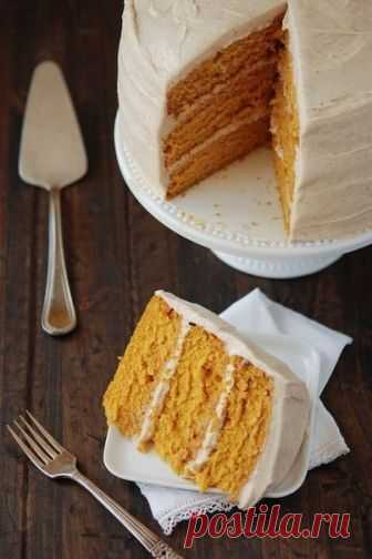 Лучшее в морковном торте - первая реакция человека, до этого его не пробовавшего. Каждый раз, когда я готовлю такой огромный торт и предлагаю гостям кусочек, они сначала морщат нос и виновато отказываются. Наверное, во всем виноваты ассоциации с безвкусными морковными запеканками, которыми нас всех кормили в детском саду на полдник. И лишь когда удается настоять и попросить гостей попробовать хотя бы кусочек, их скептицизм тут же растворяется. А все потому, что этот нежный...